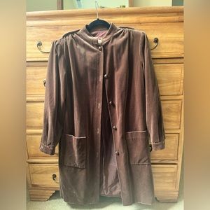 🇫🇷 Valentino “Miss V” chocolate brown velvet coat. Made in France